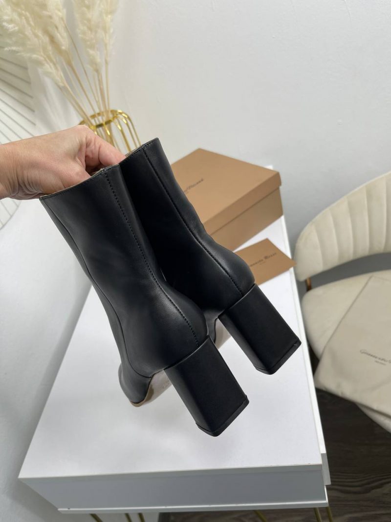 photo_5381950410140536591_y