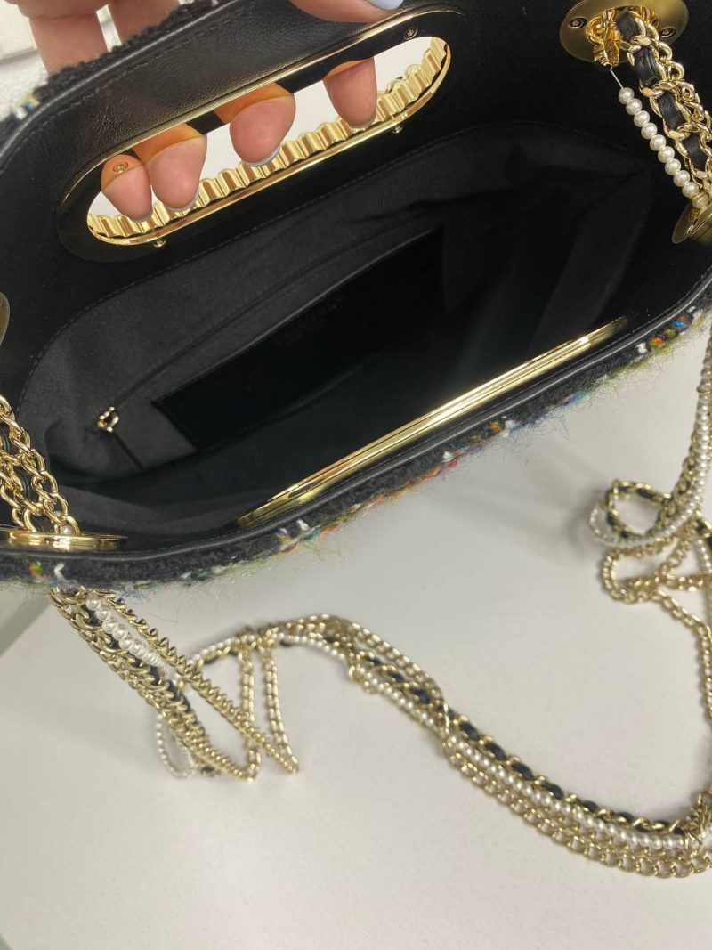 photo_5404618315520922995_y