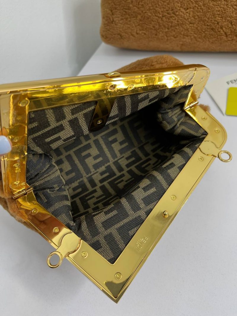 photo_5408887341214453700_y