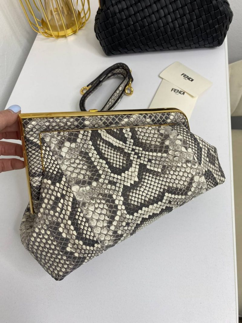 photo_5422465399284421017_y