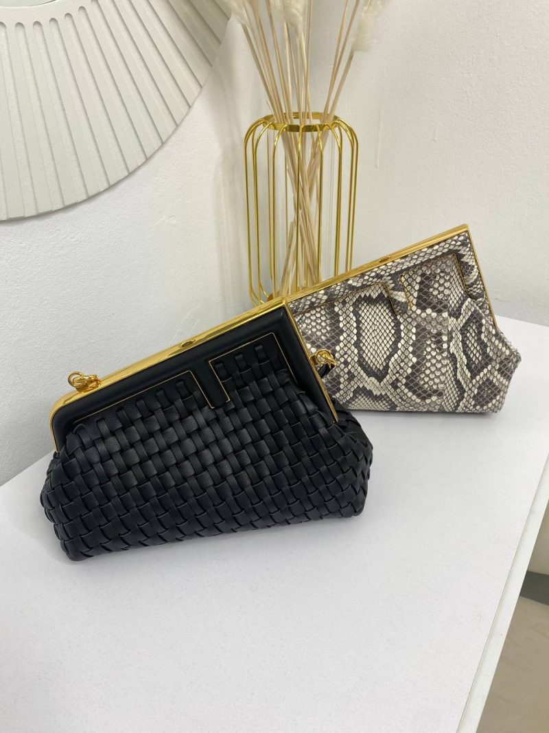 photo_5424811701263520429_y