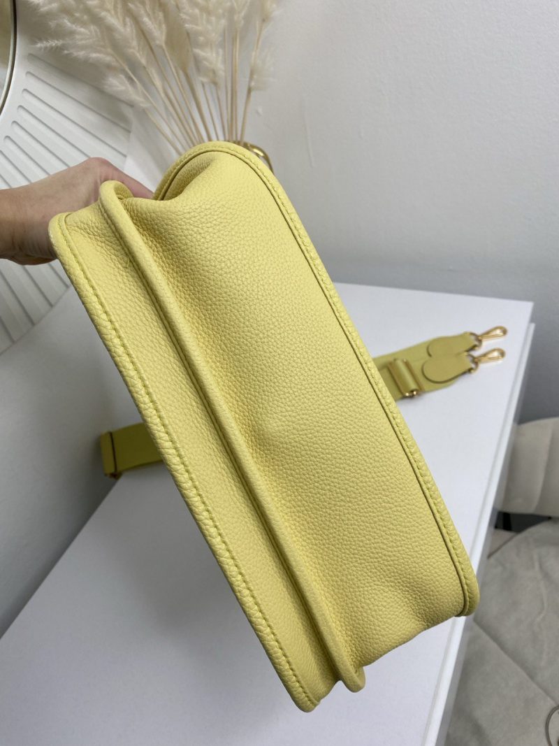 photo_5262835904572150189_y