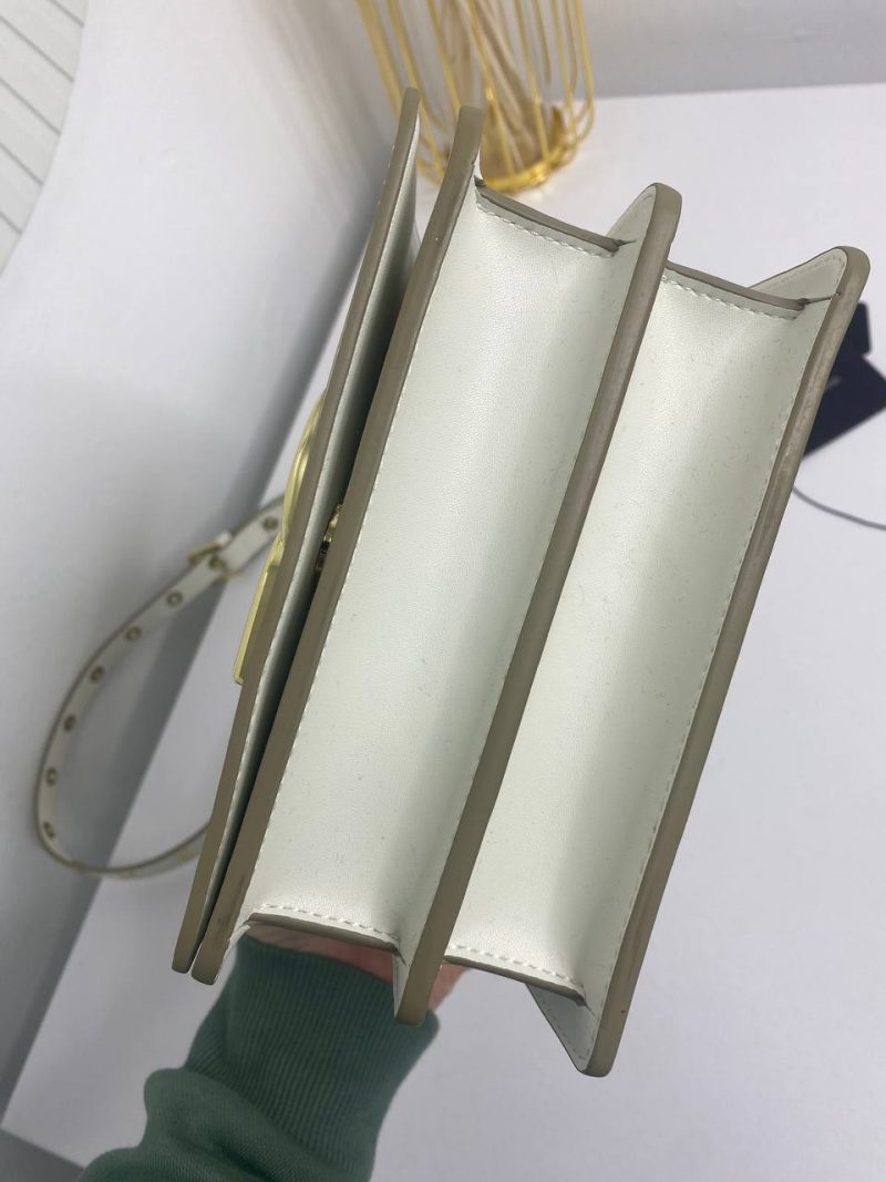 photo_5271525035728820213_y