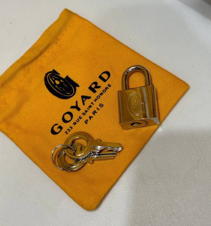 photo_5316895863357953845_y