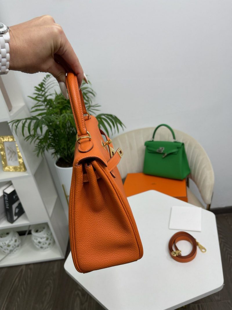 photo_5345918748378387677_y