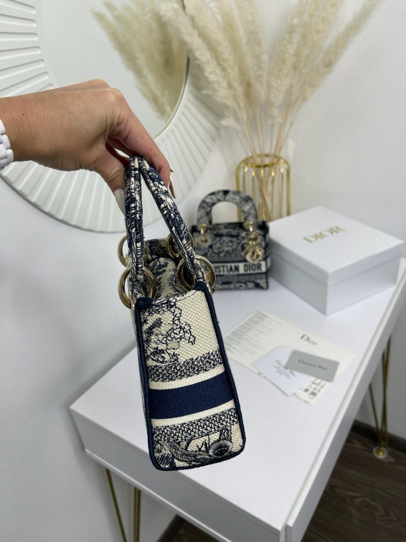 photo_5345918748378387701_y