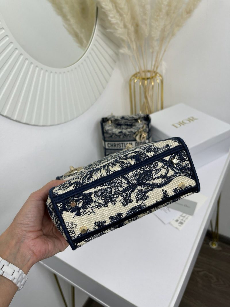 photo_5345918748378387702_y