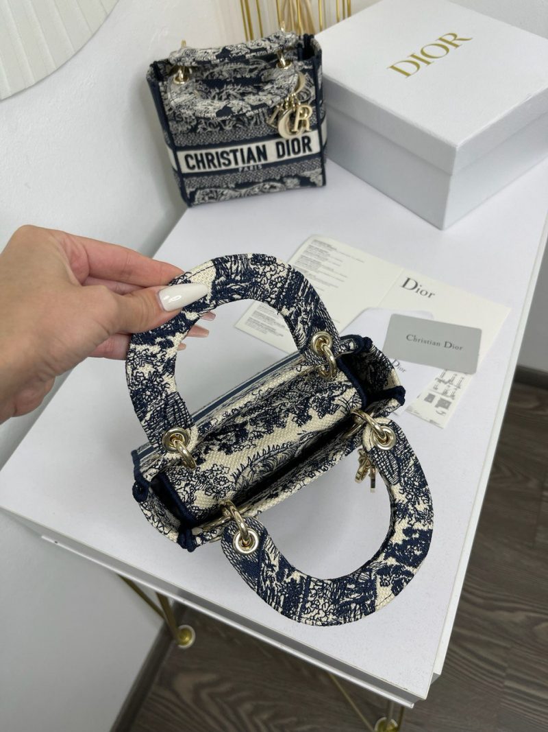 photo_5345918748378387703_y