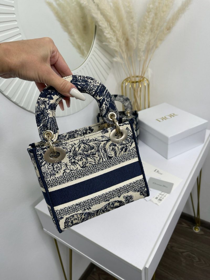 photo_5345918748378387704_y