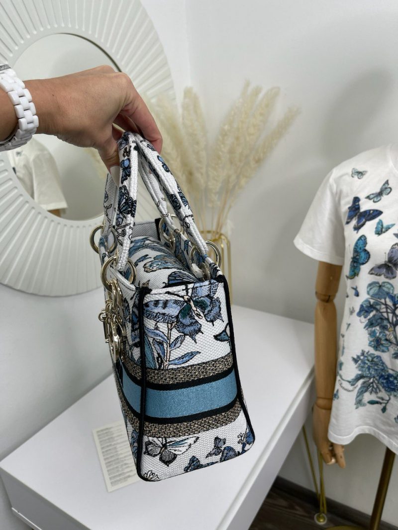 photo_5345918748378387817_y