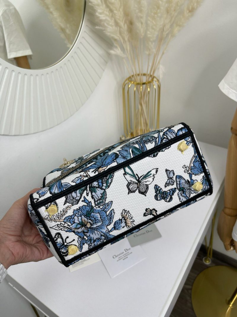 photo_5345918748378387818_y