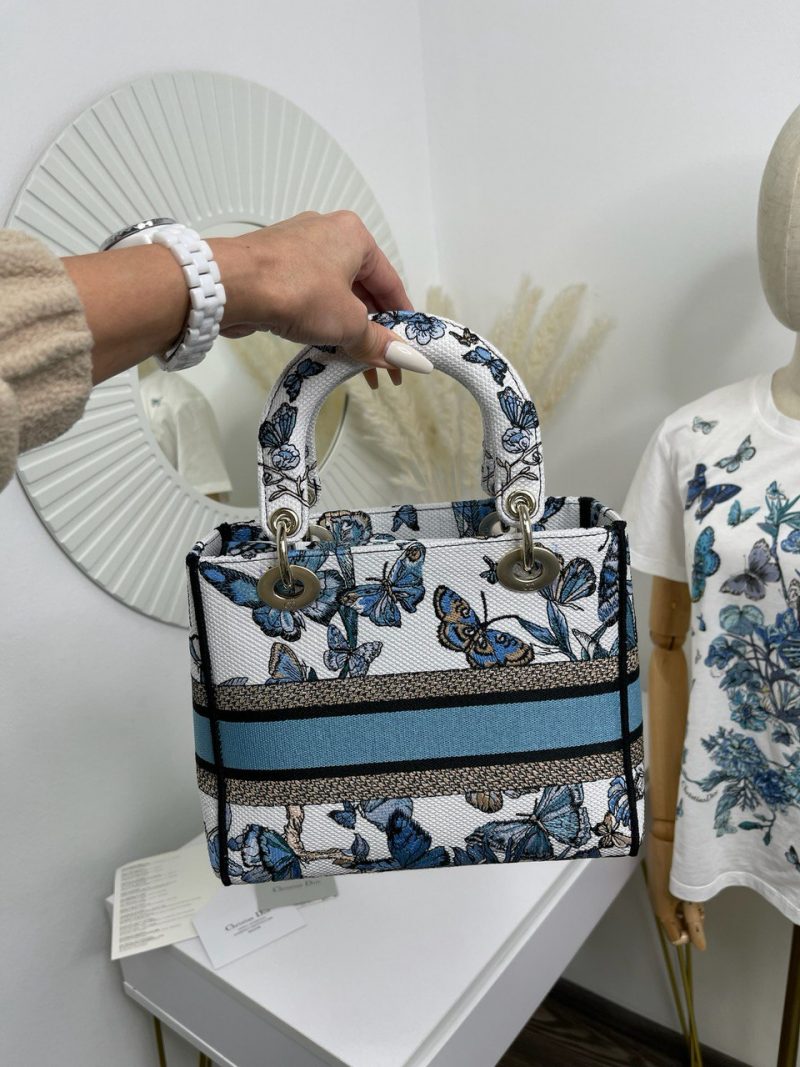 photo_5345918748378387820_y