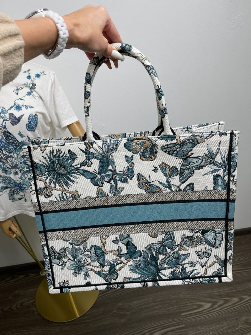 photo_5345918748378387870_y