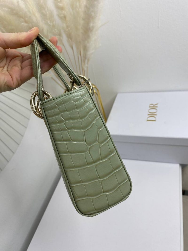 photo_5399832824305013409_y