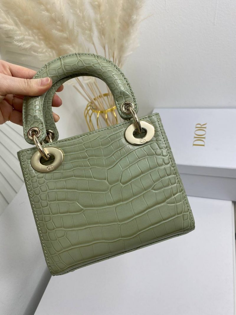 photo_5399832824305013410_y