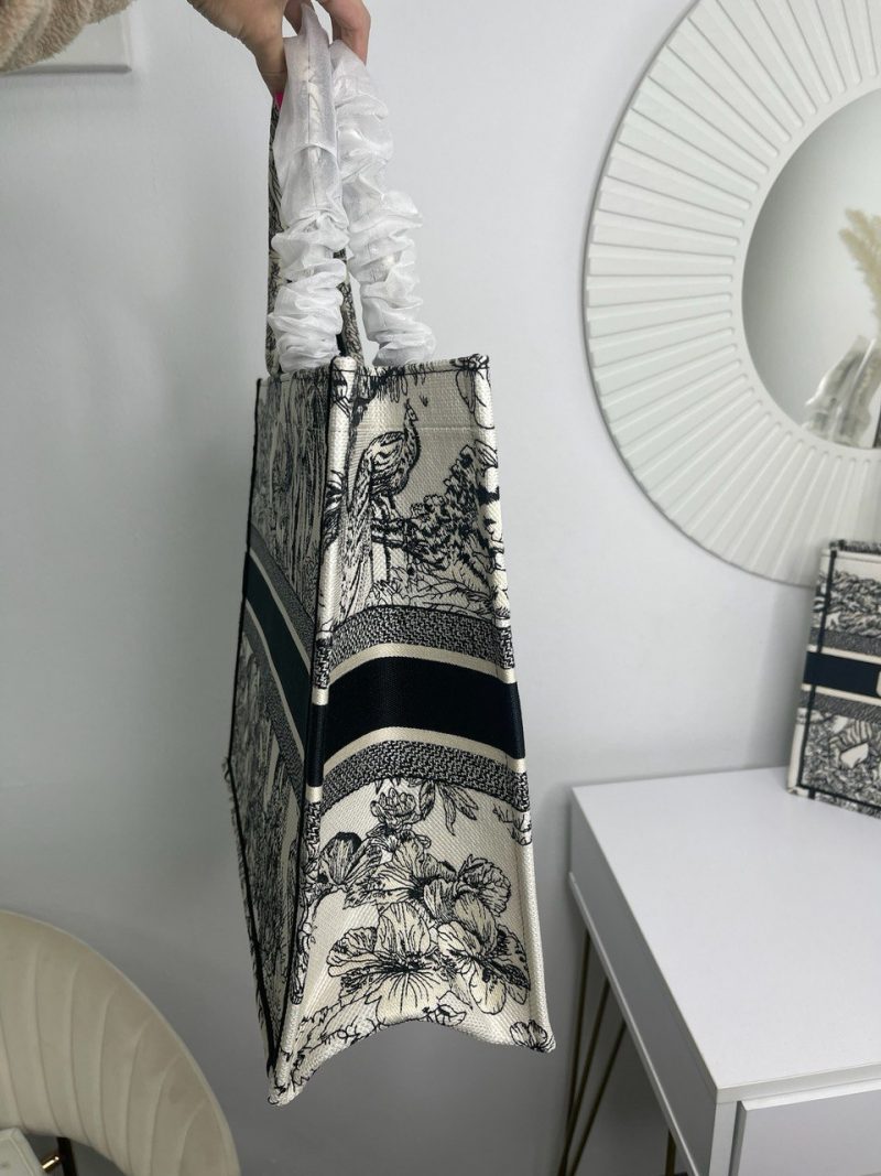 photo_5447552294670423050_y