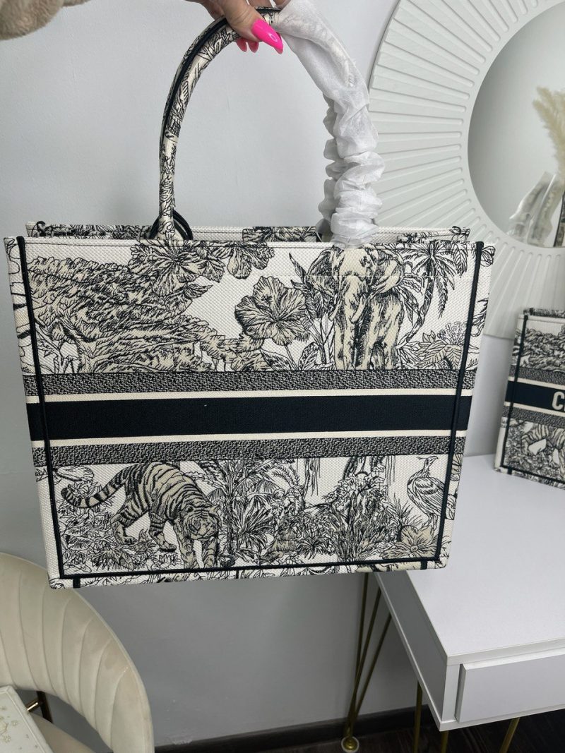 photo_5447552294670423053_y