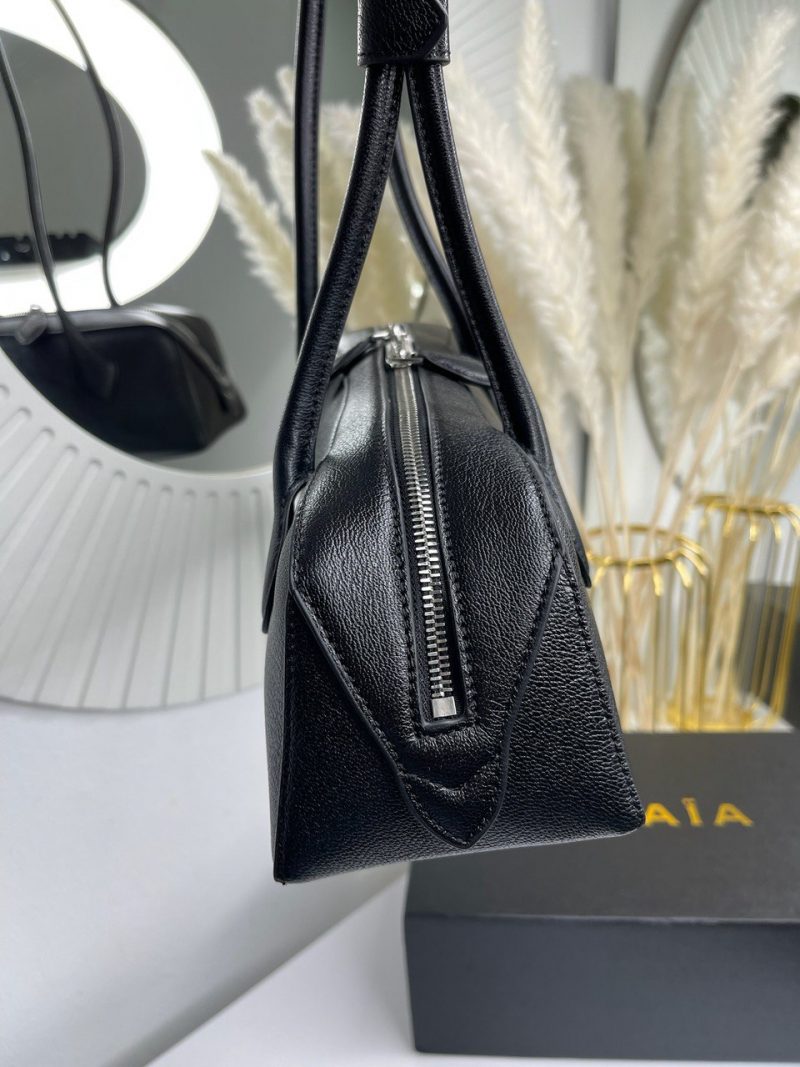 photo_5357138272402398115_y